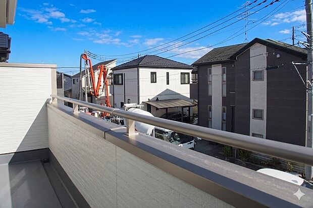 陽当りが良いと、洗濯物が乾きやすいですし、湿気やカビの心配も減るので快適です。寒い冬の日でも、日差しが届くと家の中が暖かくなりますね。