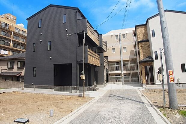 ここから始まる「日常」はご家族にとってかけがえのない時間となります。少しでも豊かに、快適に。そんな想いから本邸宅は生まれました。