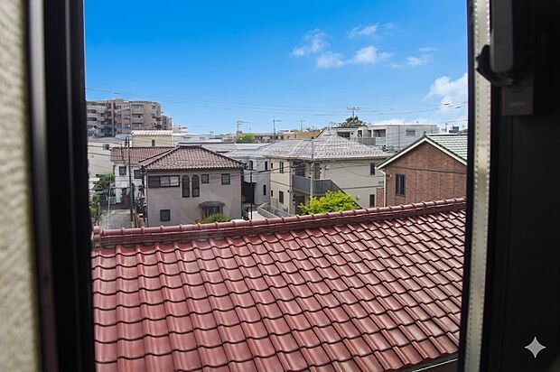 街に溶け合う美しい景観と、採光や風通しを考えて設計された間取り。外観だけでなく、住まうご家族の心地よさを最優先しました。