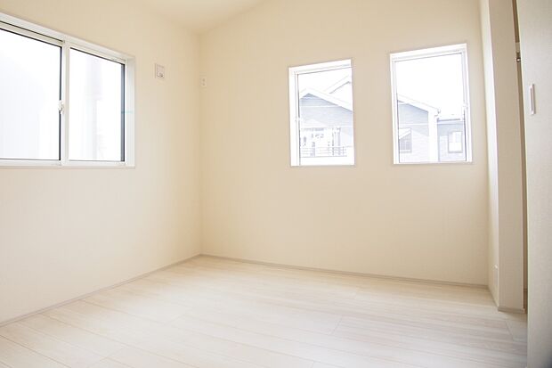 2面窓のお部屋は明るい日差しが2方向から差し込み、四季折々の風を感じられます。