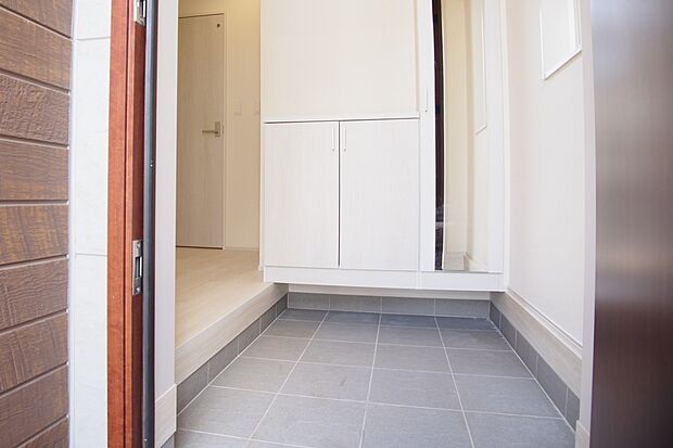 玄関の扉を開けると家族の待つお家。幸せを感じる瞬間です。