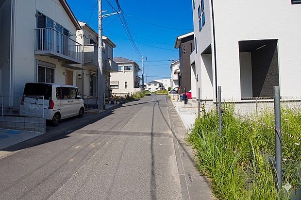 通行量が少ない前面道路。小さなお子様がいるご家族も安心です。