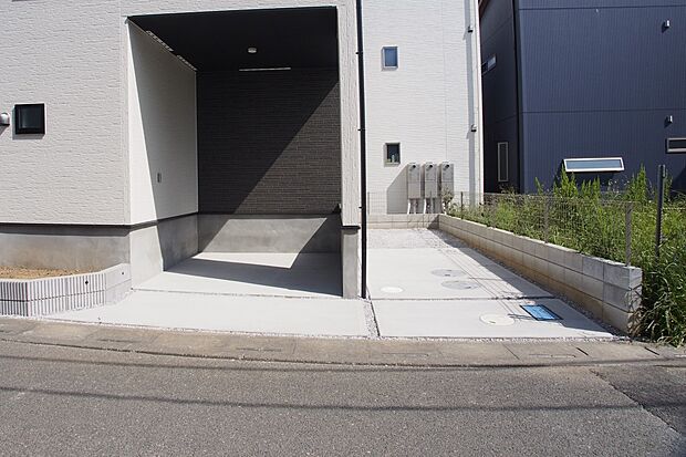 カースペース2台可。もう1台車が必要になった時や来客時にも安心。駐車場に2台以上の車が停められる一戸建ては、車好きのあなたにおすすめ。