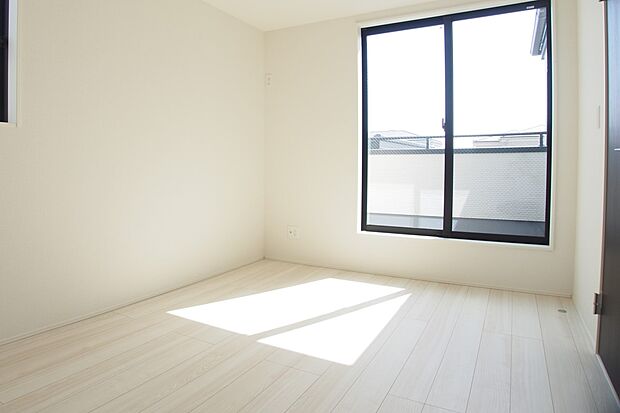 お部屋に入る日差しを見ると、植物も人も太陽の光が必要だと改めて思います。