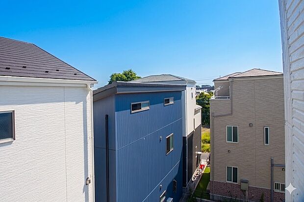 3階から窓を開ければ清清しい景色が望めます。