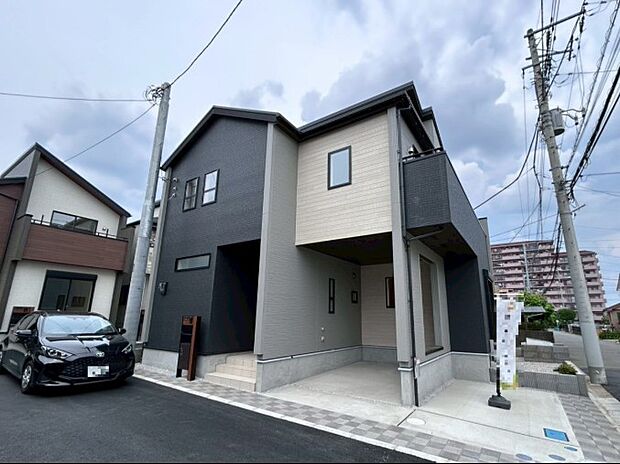 街に溶け合う美しい景観と、採光や風通しを考えて設計された間取り。近隣の視線を考え調整した窓位置など、外観だけでなく、住まうご家族の心地よさを最優先しました。