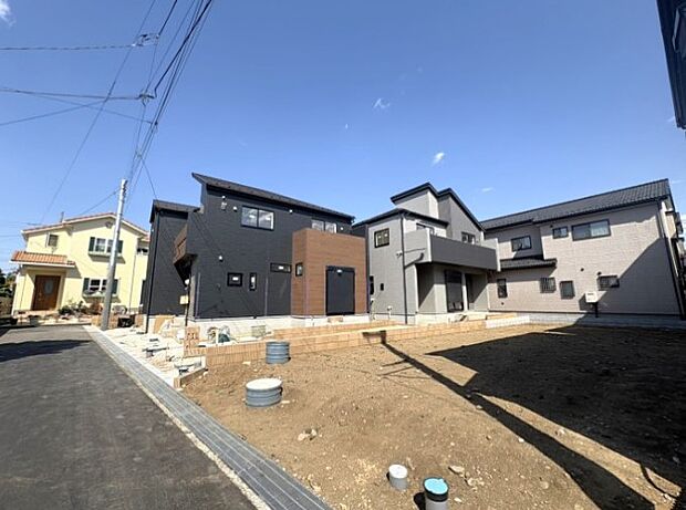 堂々たる趣ながら、主張し過ぎずどこか余裕を感じさせるシャープなフォルムで佇む邸宅は、晴天の空と照らし合わせる事で、本来あるべき完成形の姿を見せてくれます。