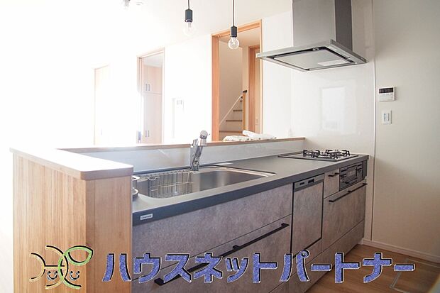 三口コンロで料理の幅を拡げてくれる使いやすいシステムキッチンを採用。洗い場も大きいので野菜や食器を洗ったりする際にも捗り、奥様の強い味方となってくれるはずです。