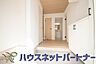 玄関：ベビーカーやゴルフバックなどミニトランクとして使える玄関収納。玄関に物があふれることを防ぎ、広々としたスペースを保てます。掃除用具なども入れられますね。