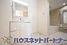 洗面：大きく見やすい三面鏡で清潔感ある洗面台は、身だしなみチェックや肌のお手入れに最適です。何かと物が増える場所だからこそ、スッキリと見映えの良い空間に拵えました。