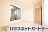 室内：独立性を高めたお部屋。たっぷりの収納も配備しており、片付いた空間を現実出来そう。陽光も降り注ぐ明るく開放的な空間が魅力的。