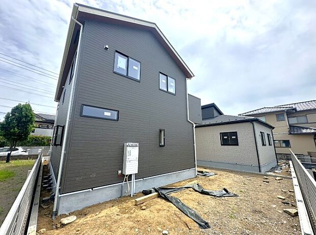 街に溶け合う美しい景観と、採光や風通しを考えて設計された間取り。近隣の視線を考え調整した窓位置など、外観だけでなく、住まうご家族の心地よさを最優先しました。