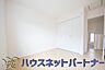 寝室：ベッドを置いて主寝室をイメージ。それでも広々してますね。