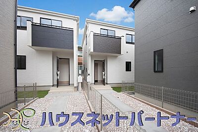 外観:街に溶け合う美しい景観と、採光や風通しを考えて設計された間取り。近隣の視線を考え調整した窓位置など、外観だけでなく、住まうご家族の心地よさを最優先しました。 外観:街に溶け合う美しい景観と、採光や風通しを考えて設計された間取り。近隣の視線を考え調整した窓位置など、外観だけでなく、住まうご家族の心地よさを最優先しました。