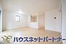 室内：リビングは、食事スペースと寛げる場所設けてもまだ余裕の広さ。明るい光が照らしてくれます。