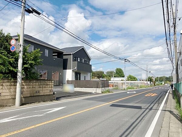 前面道路の日当たりの良い明るいお家。