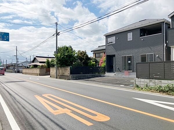 前面道路でお車を駐車するのも楽々。
