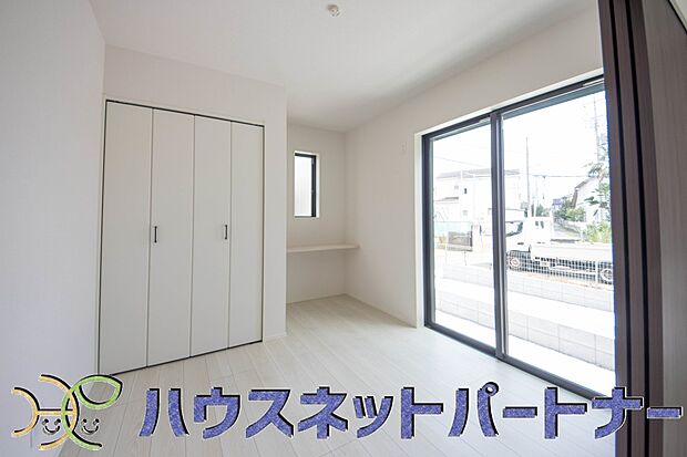 リビングの続き間としても利用できる洋室。普段は子供の遊び場やご両親様のお部屋として、急な来客の場合は襖を締め切り客間としても利用可能。