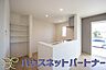 室内：料理を作りながら家族との会話も弾む対面キッチンです。