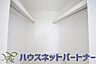 収納：たくさんの洋服をかけてもシワになりにくいウォークインクローゼット。洋服以外にも、普段使わない家電やスーツケース、ストック品など何でも片付く嬉しい空間です。