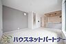 室内：寛ぐ方とお料理をされる方の一体感を重視した設計のキッチン。会話の弾むキッチンは自然とご家族の中心に。
