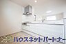 キッチン：カウンターキッチンは広くて収納力もあるので、快適に料理をすることができます。食器や炊事用具を手の届くところに配置しやすいため調理もスピーディーです。
