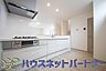 室内：リビングダイニングに目が届くので、料理をしながら家族との会話もはずみそう。