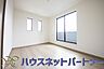 子供部屋：柔らかな光り差し込む家族に優しい洋室は子供部屋にぴったり。
