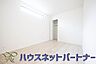 寝室：ベッドを置いて主寝室をイメージ。それでも広々してますね。