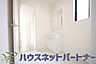 室内：化粧品やドライヤーなどの毎日使う物以外に、買い置きしたシャンプーやリンスなどを見えないように収納できるとうれしいですよね。収納量が多い洗面化粧台は便利です。