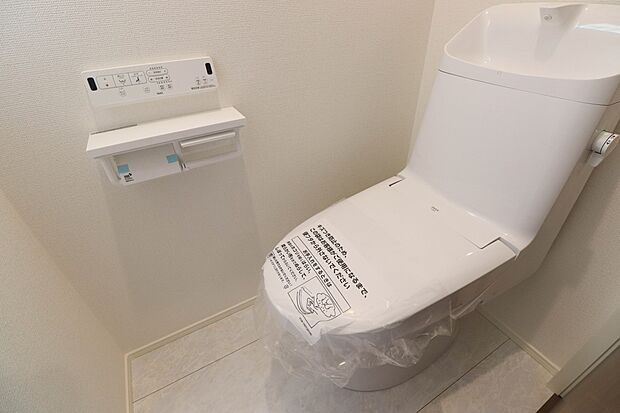 快適な生活を送るための必須アイテムとなった洗浄機能付トイレ。おしり洗浄、ビデ洗浄、暖房便座の3つの機能を標準装備しています。