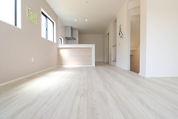 通風・採光に優れ、心地よい光と風が溢れています。 贅沢で豊かな居住性と、プライドを満たすクオリティが見事に調和した住空間。新築ならではの快適なひとときをご体感頂ける筈です。