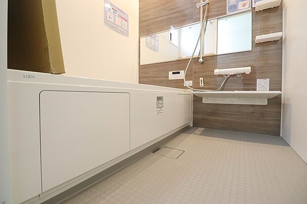 高級感溢れるカラーと大きさ・柔らかな曲線で構成された半身浴も楽しめるバスタブが心地よさをもたらします。