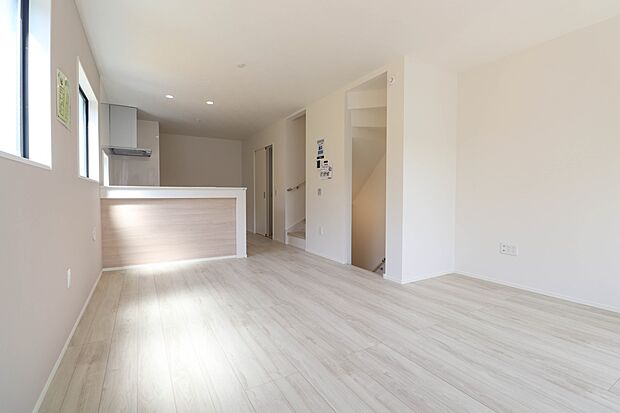 うららかな陽射しがどのお部屋にも降り注ぎますように、快適さを追求した間取設計。得難い立地環境での生活を恵みの豊かな永住の地へと変えてくれます。