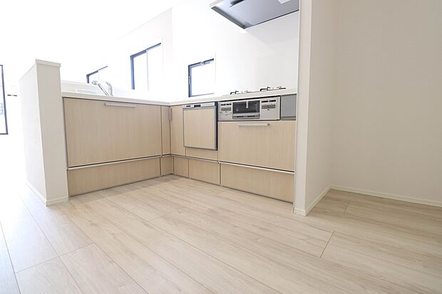 三口コンロで料理の幅を拡げてくれる使いやすいシステムキッチンを採用。洗い場も大きいので野菜や食器を洗ったりする際にも捗り、奥様の強い味方となってくれるはずです。