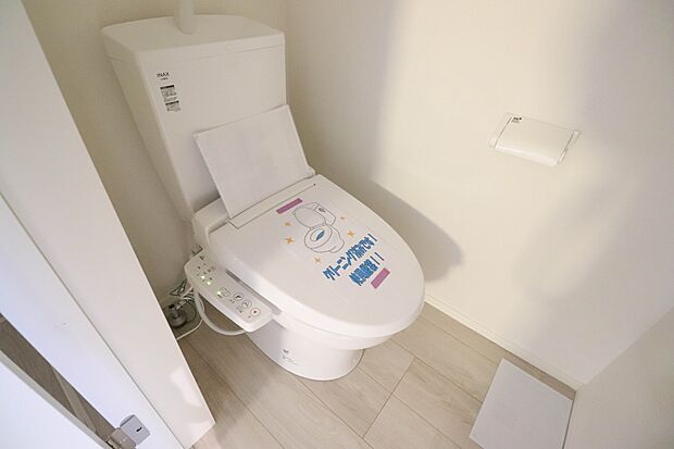 快適な生活を送るための必須アイテムとなった洗浄機能付トイレ。おしり洗浄、ビデ洗浄、暖房便座の3つの機能を標準装備しています。