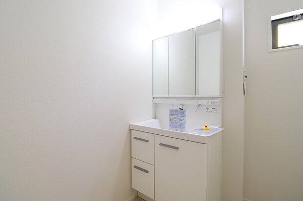 大きく見やすい三面鏡で清潔感ある洗面台は、身だしなみチェックや肌のお手入れに最適です。何かと物が増える場所だからこそ、スッキリと見映えの良い空間に拵えました。