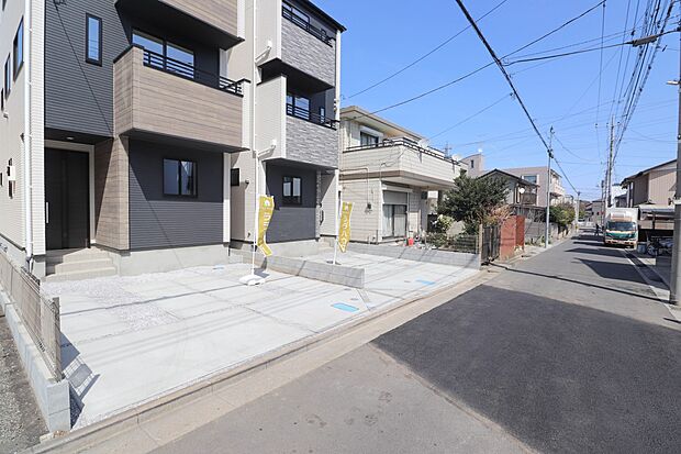 堂々たる趣ながら、主張し過ぎずどこか余裕を感じさせるシャープなフォルムで佇む邸宅は、晴天の空と照らし合わせる事で、本来あるべき完成形の姿を見せてくれます。