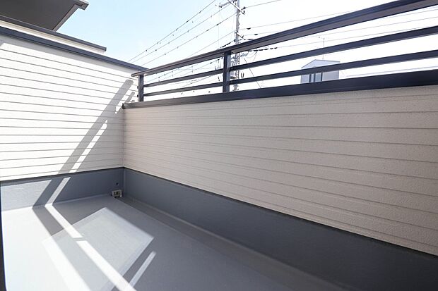 朝の澄んだ空気や、夕方に吹く清々しい風を五感で感じられるバルコニー。住まいの中で唯一屋外にあって、本当の自然を感じられるスペースです。