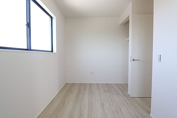 陽光が降り注ぐ明るく開放的な空間が魅力的。