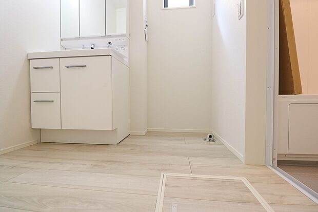 洗面室のある脱衣所は広々。脱いだお洋服をそのままお洗濯。