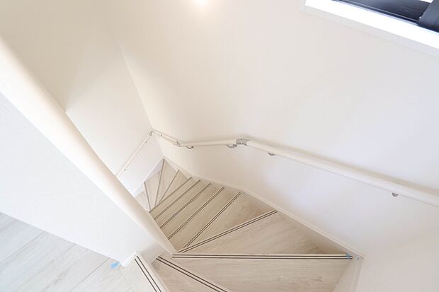 手すりがないと階段の昇り降りで危険なことはもちろん、壁に手をつきながら歩くことで壁紙が汚れやすくなります。すべての方に安心して昇り降りしていただくため、手すりを設置しました。