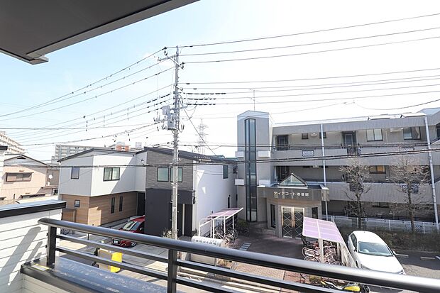 バルコニーから差し込む陽光・通風は、住環境・快適性と共に有り続ける貴重な「財産」です。この新築戸建に住まう事で手に入れるものは、きっと日常にとっても貴重な存在となるはずです。