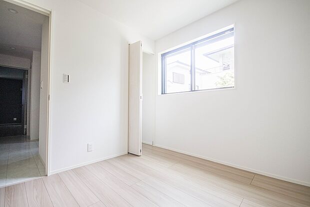 バルコニーに直接出入りできるお部屋です。ちょっと外の空気を吸いたい時や、ベランダでミニガーデニングなども楽しめそうです。