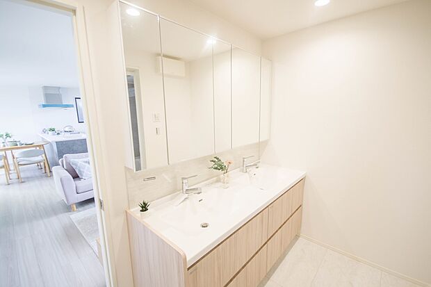 大きく見やすい三面鏡で清潔感ある洗面台は、身だしなみチェックや肌のお手入れに最適です。何かと物が増える場所だからこそ、スッキリと見映えの良い空間に拵えました。