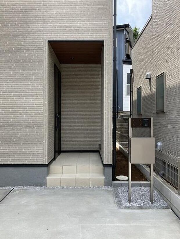 家の顔となる玄関は、格調高いデザインが求められます。高級感と断熱性、防犯性に優れた玄関ドアを標準装備。ピッキング対策のセキュリティサムターン等、防犯に考慮しました。