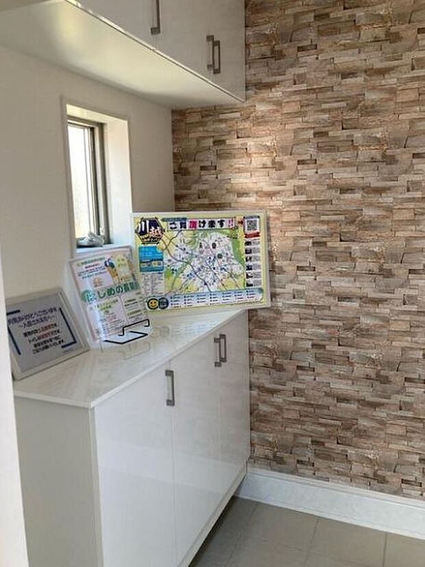 大型のシューズボックスには靴やブーツ、サンダルはもちろん、ハンカチや手袋、バック類などのお出かけ用品、印鑑や朱肉なども収納可能です。