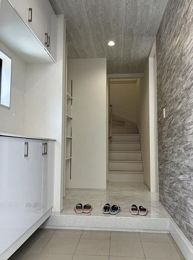 玄関扉を開くとゆったりとした空間。この感動を現地で是非体感してみて下さい。