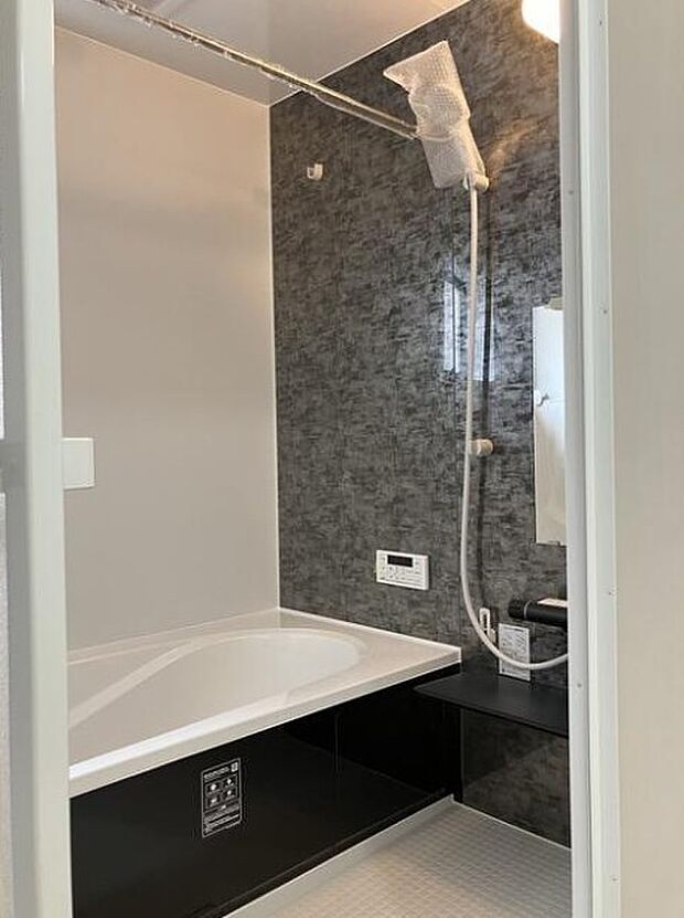 高級感溢れるカラーと大きさ・柔らかな曲線で構成された半身浴も楽しめるバスタブが心地よさをもたらします。