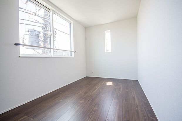 明るい窓のあるお部屋は子供部屋にぴったり。可愛い家具で素敵なお部屋に。